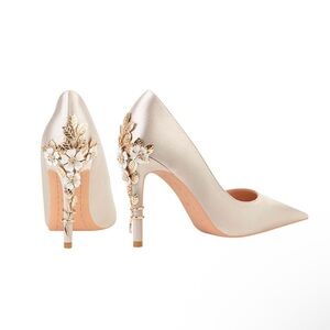 Elegant Cream Heels with Floral Embellishments